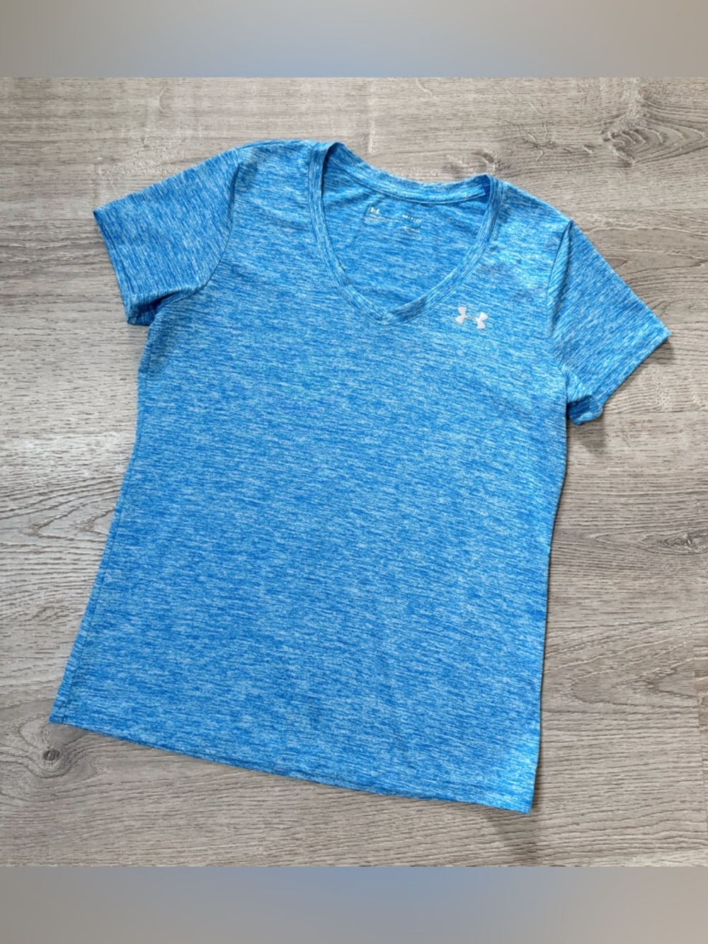 •UNDER ARMOUR• V NECK TEE